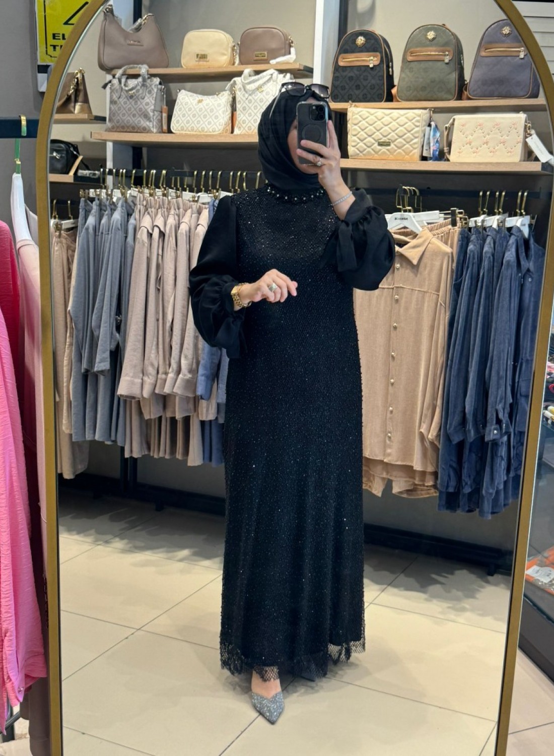 SİYAH KOLLARI BALON ELBİSE