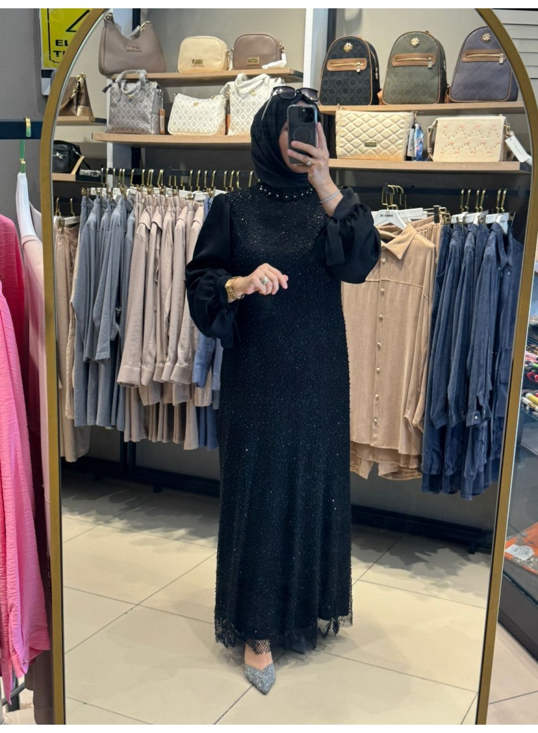 SİYAH KOLLARI BALON ELBİSE